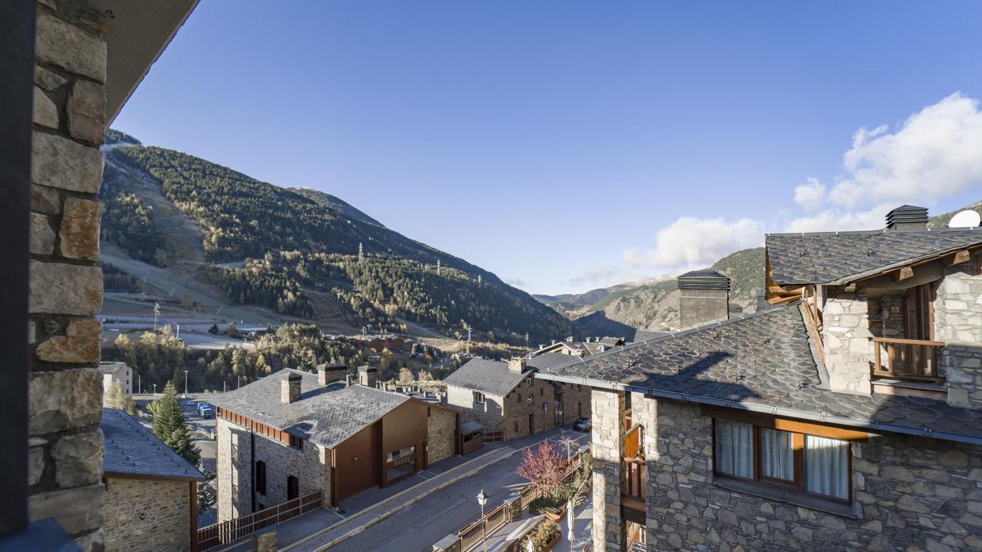 Spacious Modern Attic El Tarter, Andorra * El Tarter